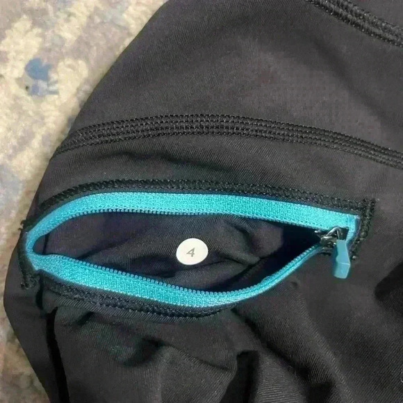 Lululemon Run: Top Speed Crop Mini Brushed Animal Black White  size 4 - Picture 8 of 8